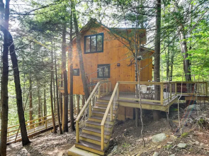 Tree House w/ Hot Tub: Near Sunday River Resort!