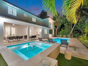 Villa Granada by Rove Waterfront W/pool, Hot Tub