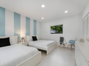 Lux House w/Heated Pool,Jacuzzi ,Basketball Court