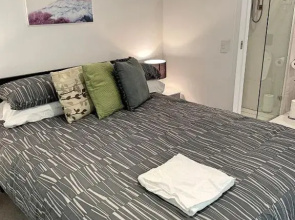 Splendid 2bd 1bth 1csp Apt - Superb CBD Location