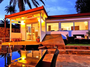 Villa With Pool and Beautiful Architecture