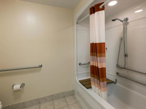 Red Roof Inn PLUS+ Long Island - Garden City