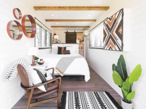 Cute Tiny Container House 12 min to Magnolia Silos