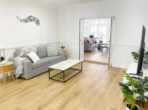 Absolute Beachfront 4 Bedroom Luxury Holiday Home