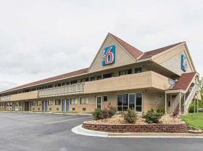 Motel 6 Overland Park, KS