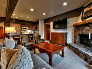 Luxury Three Bedroom Suite with Mountain Views and Hot Tub 3 Apartment Hotel by RedAwning