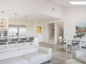 Spacious and Bright 5-bedroom Oasis Pool and Yard