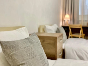 Spacious & Cozy 2 bed Apartment with Work Space & Fast Wi-fi