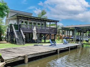 Home on Blood River - Private Dock & Spacious Deck