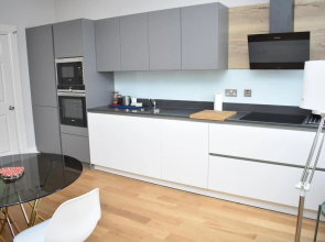 Bernard St - Bright and spacious 1 bed apartment at the Shore!