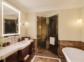 Maxwell Reserve Singapore, Autograph Collection