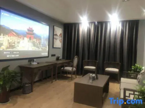 Ledong Longrun Hotel (Flo Town)