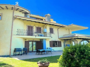 Pool, Jacuzzi and Events Room - Charming Villa in Umbria - Sleeps 24 - Lake View