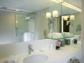 The Royal Pacific Hotel & Towers