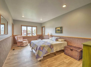Large Ten Sleep Home on Main St, 10 Mins to Canyon