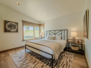 Cottage on the 10th Tee Beautiful Stay for 7 w/ Hot Tub & Fire Pit