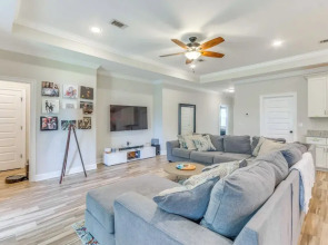 2 Mi to Beach: Bright Navarre Home w/ Fire Pit!