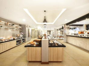 Отель Sevn Legian