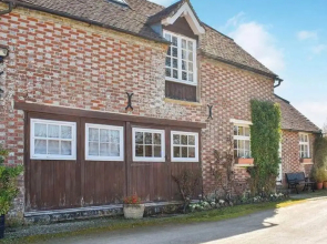 Boutique Apartment in Bere Regis With Pond