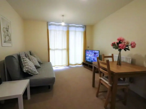 Mordern Top Floor Apartment With Free Parking