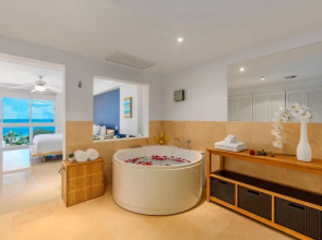 Oceanfront Penthouse 4BR w Roof Top Deck w Jacuzzi Eagle Beach