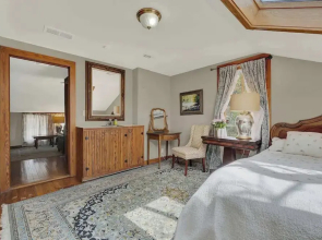 East Suite in Gillespie House -steps to Main Street!