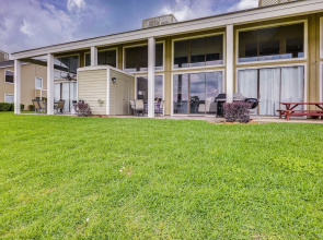 Beautiful Waterfront Condo on Lake Conroe w/ Dock