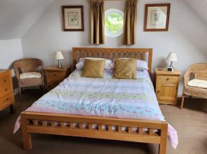 Cottage Sleeps 4 - Pet Friendly w Free Parking