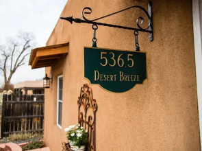 Desert Breeze - Delightful Railyard Adobe, Walk to The Plaza
