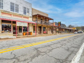 Historic Hardy Home w/ Game Room on Main Street