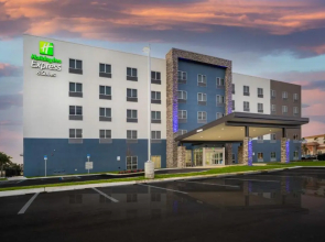 Holiday Inn Express & Suites Fort Myers Airport by IHG