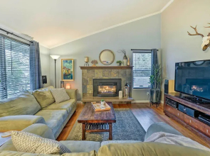 Home w/ Hot Tub: 7 Mi to Edmonds Waterfront!
