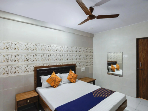 Oyo 74977 Dipesh Lodge