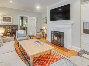 Walk to Dining & Shops: Historic Belmont Home