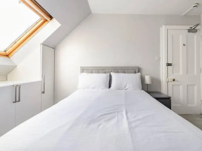 Stunning 5 Bedroom Large Apartment With Parking