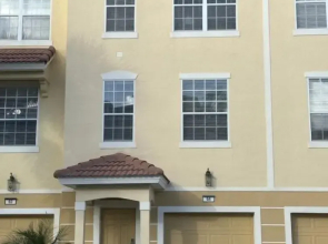 Vista Cay Luxury Serenity. 2 Bedroom Townhouse by RedAwning