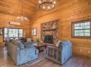 Deck, Games & Fire Pit: Modern Pine Cabin!