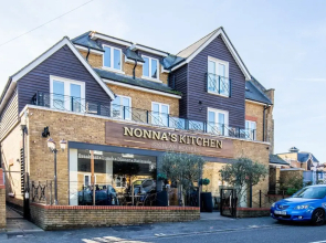 Velvet 2-bedroom Apartment Clock House - Hoddesdon