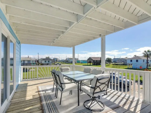 Walk to Beach: Family-friendly Galveston Home!
