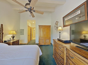 Spacious 2 Bedroom Condo with Loft! Stargazing, Quiet Neighborhood! by RedAwning