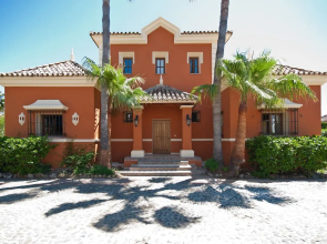 Holiday villa with 5 bedrooms, private pool, Nueva Andalucia, Marbella