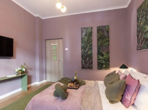 Delightful University Square 1BR, Balcony Church Views