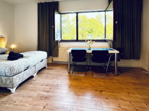 Cozy House  Terrace &Garden  Sleeps 34