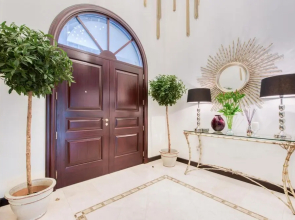 Glamourous Beachfront Villa on The Palm w Pool