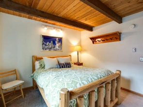 99MBR - Hot Tub - WiFi - Pets Ok - BBQ - Sleeps 6