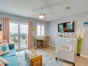 Resort Perks: Gulf Shores Beach-inspired Condo!