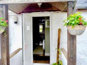 Stunning ANNEXE 1 luxury bedroom, eating area & bathroom only!