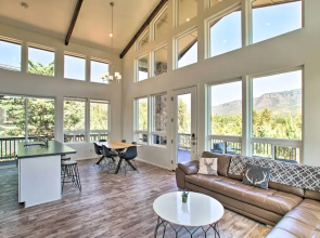 Fireplace, Mogollon Rim Views: Luxury Pine Home