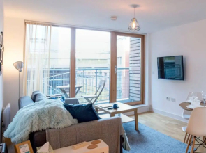 Modern 2 Bedroom Apartment in City Centre With Balcony