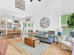 Stunning Home With Hot Tub - Walk to Main